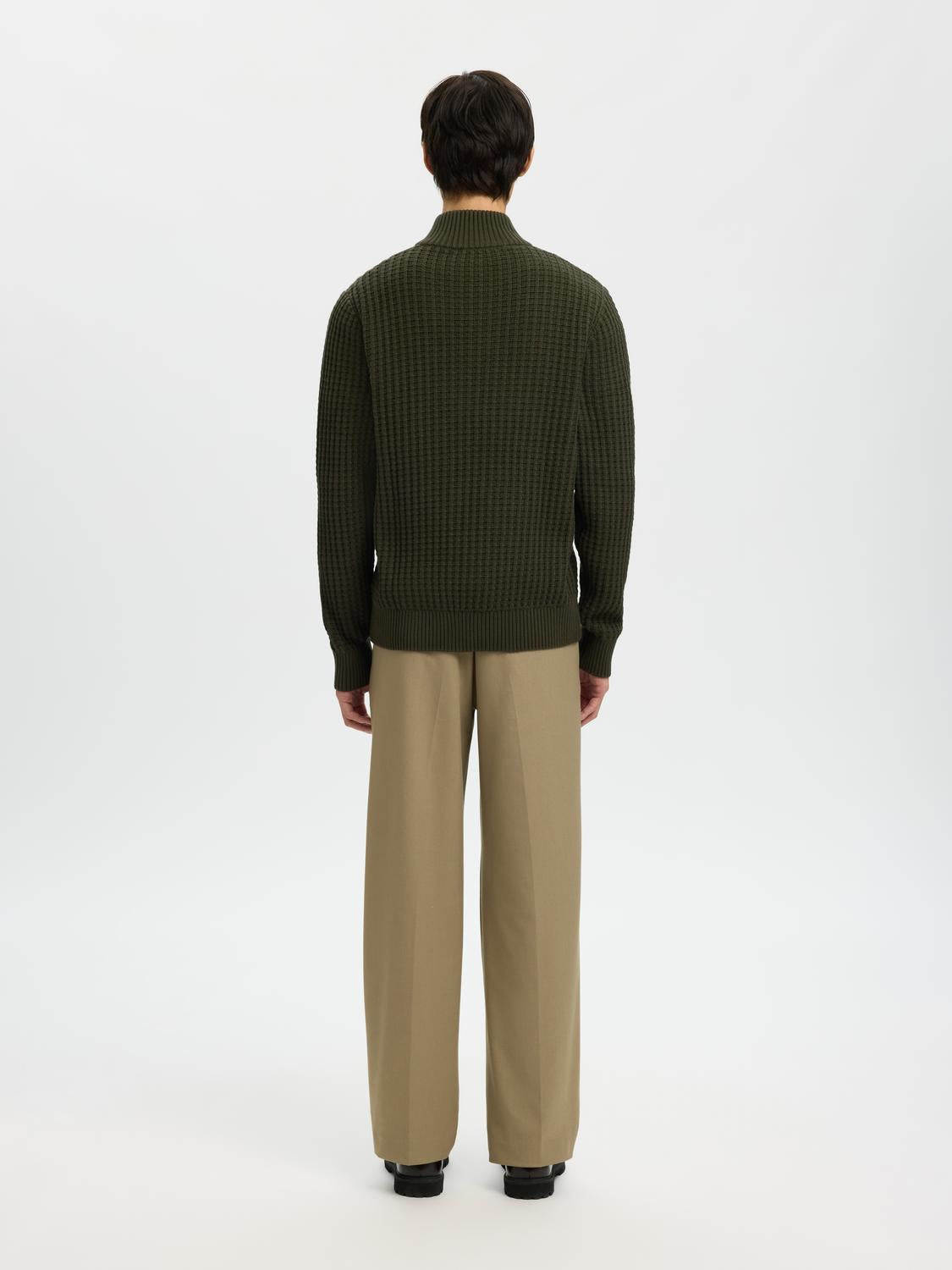 model_shot-back